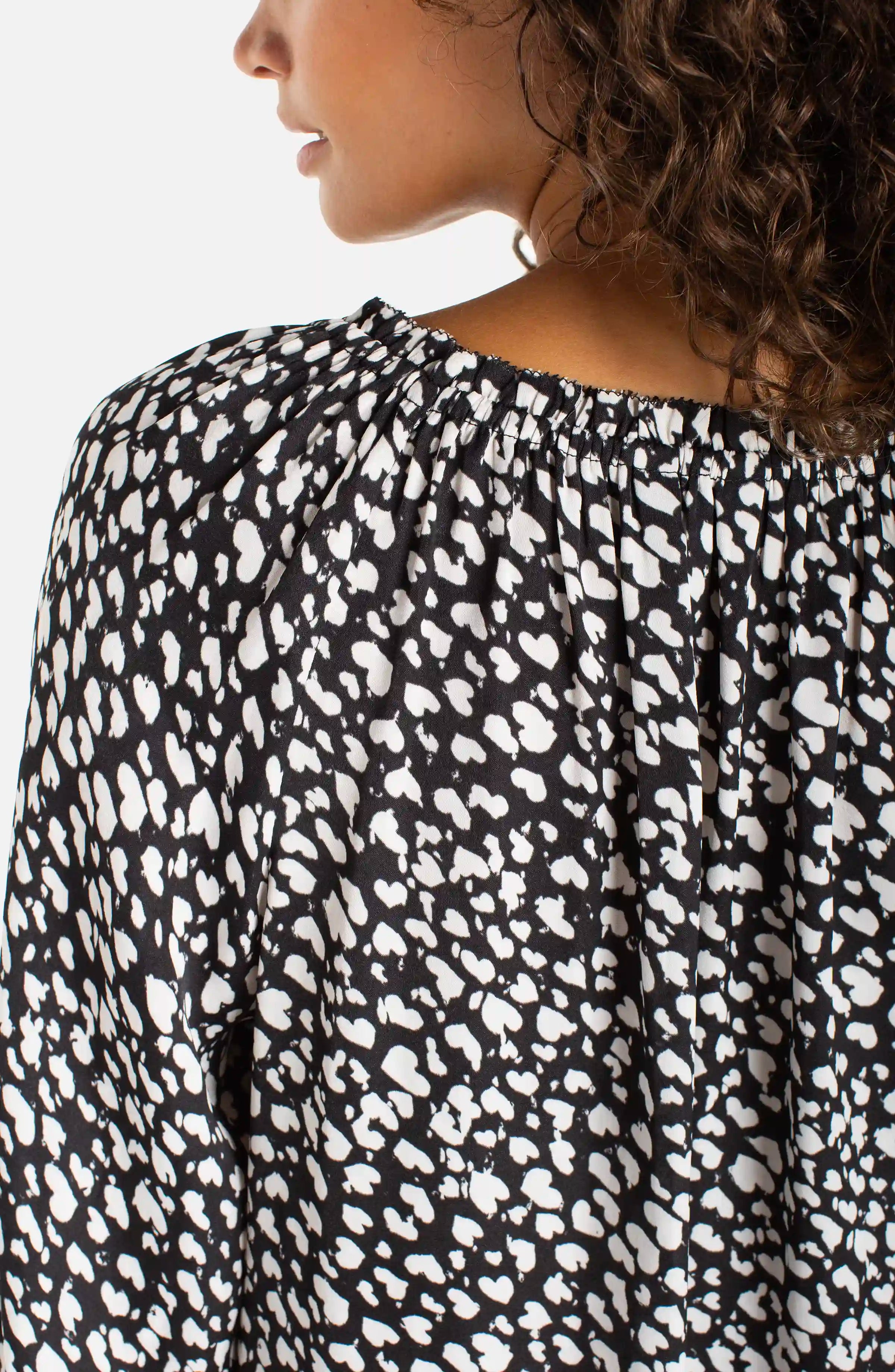 BLACK CREAM HEARTS