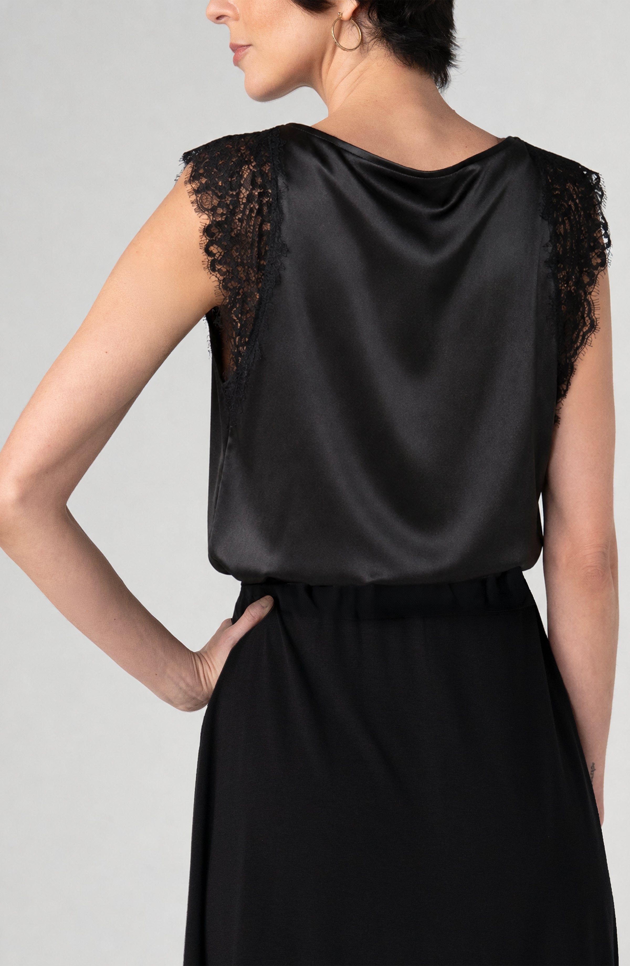 SLEEVELESS WOVEN TOP W/ LACE